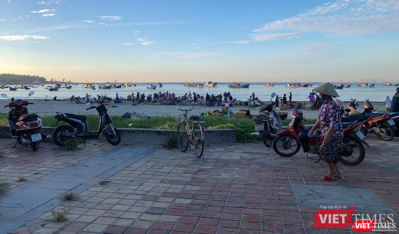 Trên vỉa hè và dướin biển tập trung rất đông người Trên vỉa hè và dướin biển tập trung rất đông người