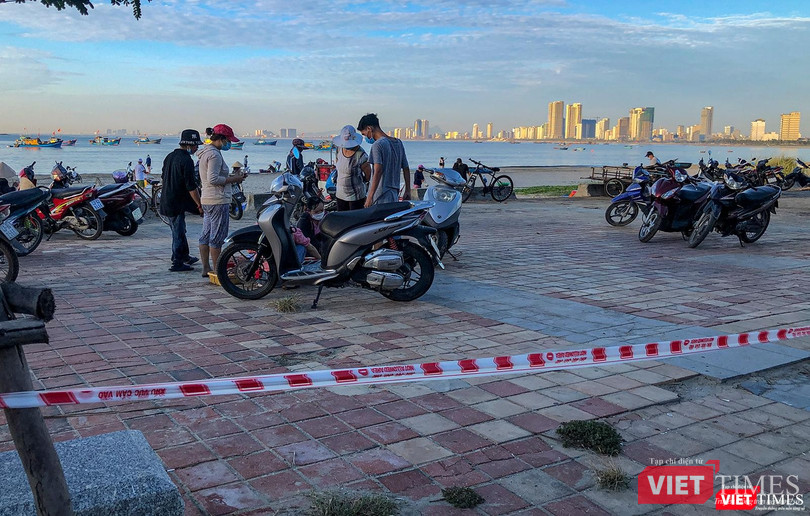 Bất chấp quy định phòng dịch, chợ họp ngay trên vỉa hè Bất chấp quy định phòng dịch, chợ họp ngay trên vỉa hè