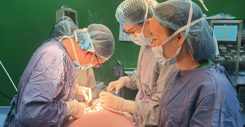 Các bác sĩ Khoa Ngoại lồng ngực - Bệnh viện Đà Nẵng đang phẫu thuật cho bệnh nhân.