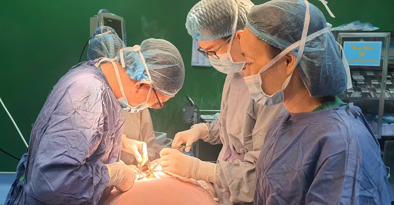 Các bác sĩ Khoa Ngoại lồng ngực - Bệnh viện Đà Nẵng đang phẫu thuật cho bệnh nhân.