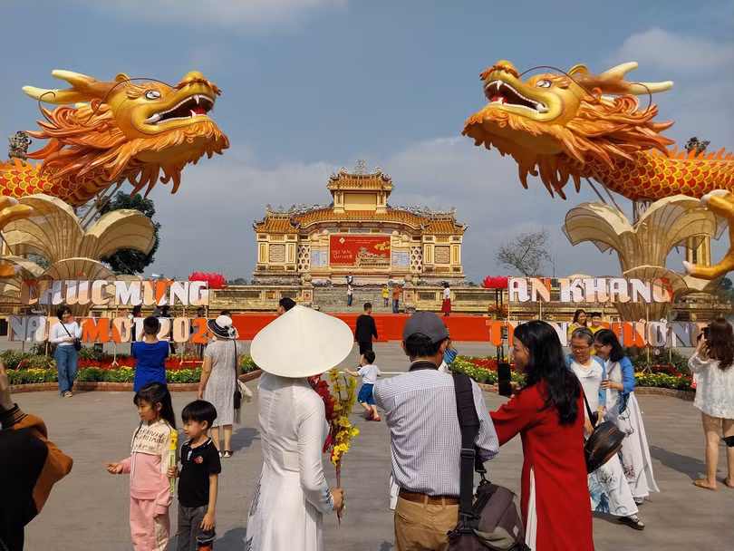 Người dân và du khách đổ về các tuyến đường được trang trí để du xuân trong ngày cuối tuần 4/2