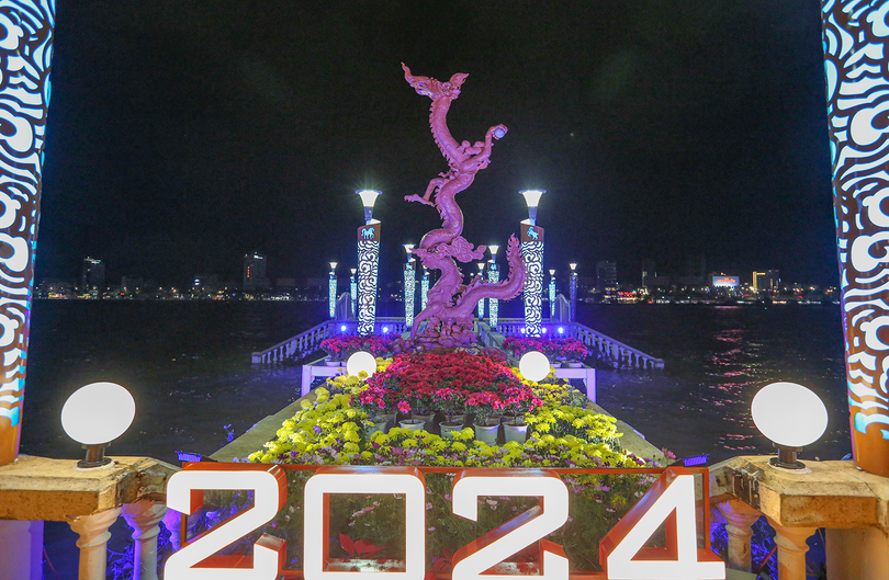 Linh vật linh vật rồng thời Lý bằng gốm Bát Tràng được trưng bày tại cầu chữ T