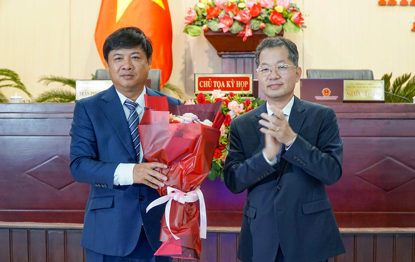 Ông Nguyễn Văn Quảng (bên phải)- Bí thư Thành ủy Đà Nẵng tặng hoa cho ông Lương Nguyễn Minh Triết.