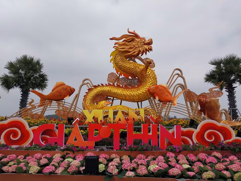 Linh vật rồng khu vực công viên trước UBND tỉnh Thừa Thiên Huế.