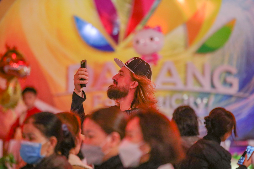 Du khách nước ngoài thích thú live đường hoa xuân Đà Nẵng