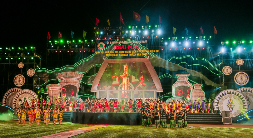 Quang cảnh đêm khai mạc Ngày hội Văn hóa Thể thao và Du lịch các huyện miền núi Quảng Nam lần thứ XX diễn ra tối ngày 17/8