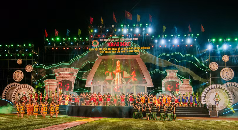 Quang cảnh đêm khai mạc Ngày hội Văn hóa Thể thao và Du lịch các huyện miền núi Quảng Nam lần thứ XX diễn ra tối ngày 17/8