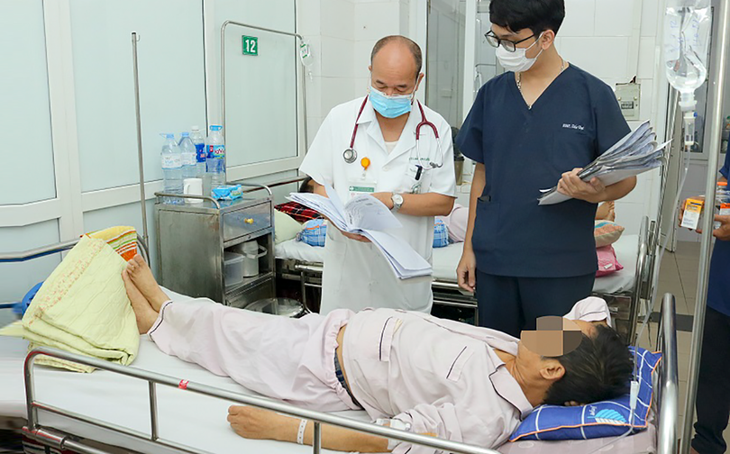 PGS.TS Đỗ Duy Cường - Giám đốc Trung tâm Bệnh nhiệt đới, Bệnh viện Bạch Mai thăm khám cho bệnh nhân