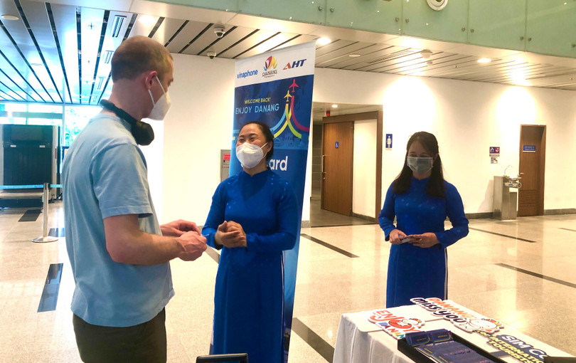 Du khách quốc tế đầu tiên đến Đà Nẵng được nhận sim 4G theo chương trình
