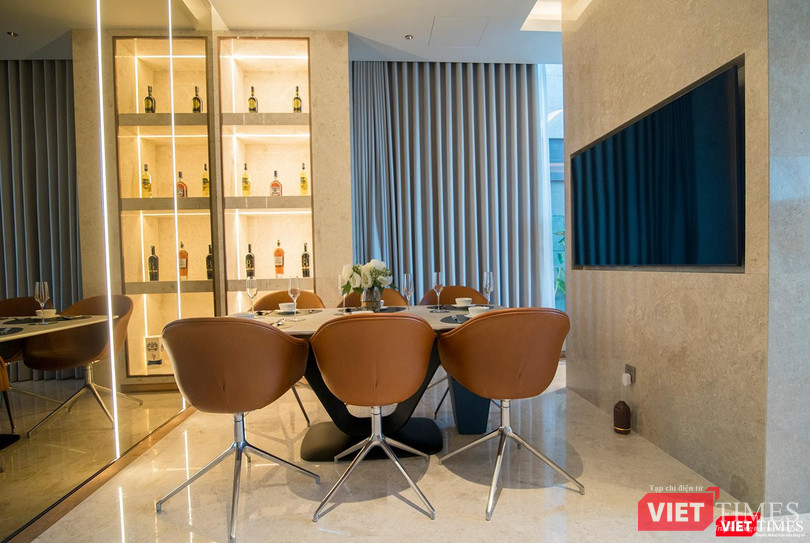 Bước sang căn hộ 3 phòng ngủ, khu vực phòng ăn được ốp tấm PVC làm nền và dán kính Tinted 5mm màu trà, chạy cùng hệ led Unios (Úc) tạo không gian sang trọng và không kém phần ấm cúng, thư giãn. (Ảnh: Căn hộ 3 PN)