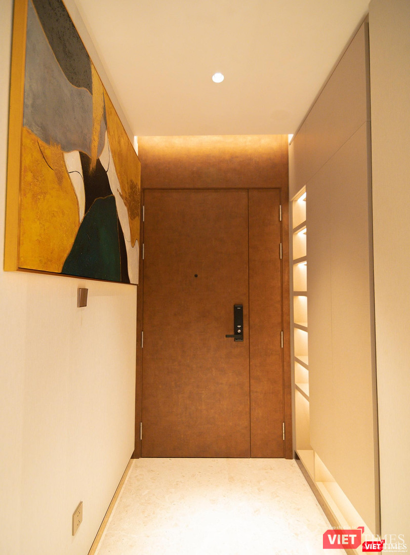 Toàn bộ các căn hộ Regal Complex đều áp dụng hệ thống cửa chống cháy 90 phút thi công theo các thông số kỹ thuật tiêu chuẩn quốc tế như khung bao gỗ sồi, hoàn thiện laminate kim loại xuất xứ châu Âu, tấm eron chống cháy dày 5mm,... (Ảnh: Căn hộ 1 PN plus)