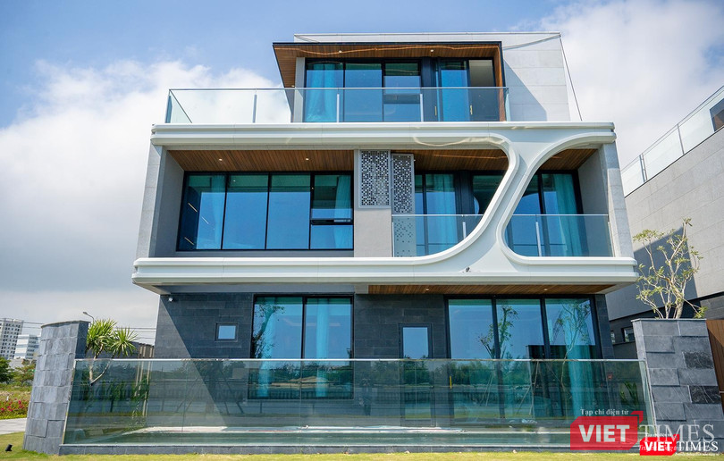 Hệ mặt dựng Regal Complex tái hiện trực quan những đường cong uyển chuyển được lấy cảm hứng từ sóng biển, mang đến vẻ đẹp nghệ thuật độc đáo, ấn tượng vượt trội so với thị trường.