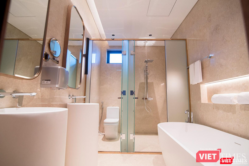 Với thiết kế chia không gian thông minh, nhu cầu sinh hoạt của mọi thành viên trở nên thuận tiện và linh hoạt tuyệt đối. Các thiết bị vệ sinh cao cấp Grohe với công nghệ chuẩn châu Âu không chỉ mang đến sự sang trọng mà còn sở hữu độ bền ấn tượng. (Ảnh: Căn hộ 3 PN)