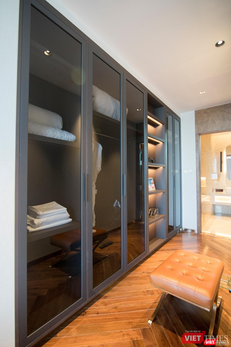 Không gian walk-in closet trong mơ dành cho những chủ nhân sành điệu với phần tủ được thi công chất liệu MDF chống ẩm, phủ laminate xuất xứ châu Âu, cánh tủ sử dụng kính cường lực, phụ kiện cửa Hafele giảm chấn cao cấp. (Ảnh: Căn hộ 2 PN)