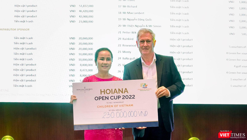 Bà Lương Thị Hương, Giám đốc Quỹ Trẻ em Việt Nam tiếp nhận số tiền gây quỹ từ Ban tổ chức giải đấu Hoiana Open Cup.