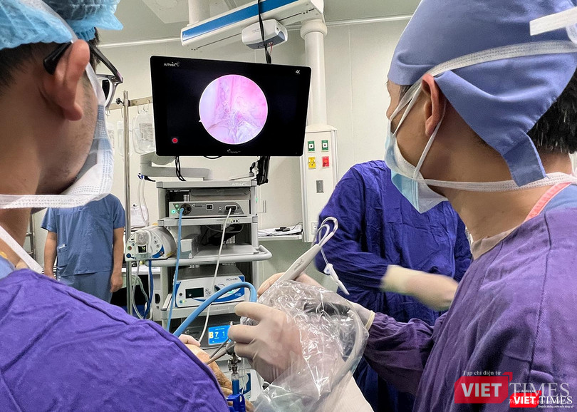 Các bác sĩ phẫu thuật nội soi cho bệnh nhân