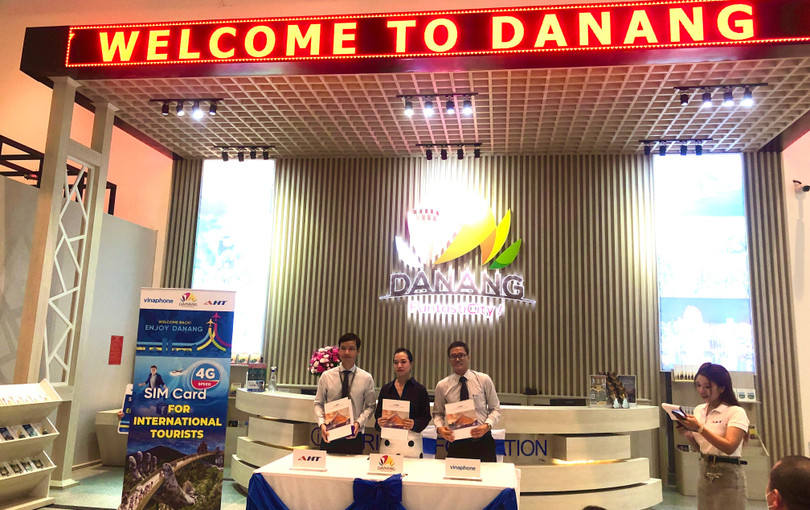 Đại diện Vinaphone, Trung tâm Xúc tiến du lịch TP Đà Nẵng và Công ty CP đầu tư khai thác Nhà ga Quốc tế Đà Nẵng ký kết trao 50.000 sim 4G cho du khách quốc tế