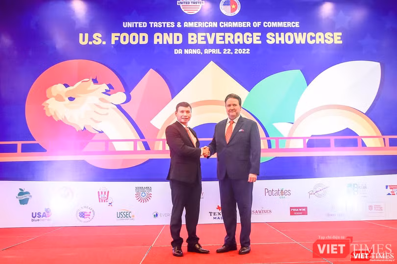 Ông Hồ Kỳ Minh - Phó Chủ tịch UBND TP Đà Nẵng và ngài Marc Knapper - Đại sứ Hoa Kỳ tại Việt Nam