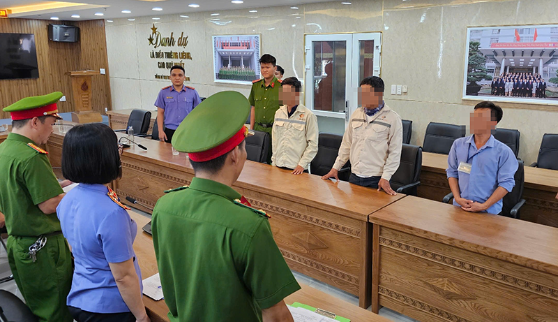 Cơ quan Công an và Viện KSND tống đạt quyết định khởi tố, bắt tạm giam 3 đối tượng chôn 162 tấn chất thải trong dự án nhà máy đốt rác Khánh Sơn.