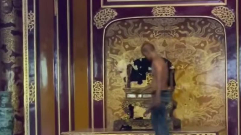 Đối tượng Hồ Văn Phương Tâm cởi trần, phá hoại ngai vua triều Nguyễn trong Điện Thái Hoà hôm 24/5.