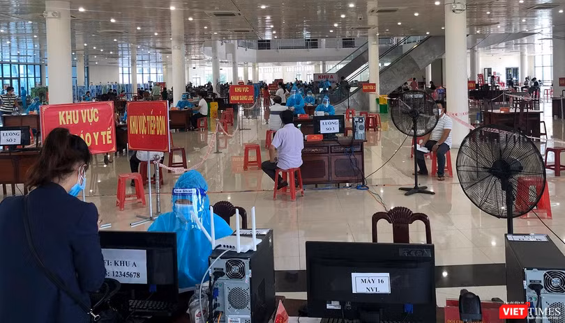 Y tế địa phương tổ chức tiêm vaccine phòng COVID-19 cho người dân