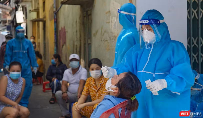 Lực lượng y tế Đà Nẵng lấy mẫu xét nghiệm COVID-19 trong cộng đồng