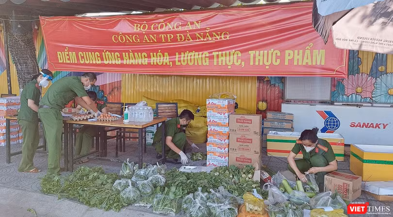Lực lượng công an đang chuẩn bị đơn hàng tại một điểm cung ứng thực phẩm do Công an Đà Nẵng đảm nhiệm