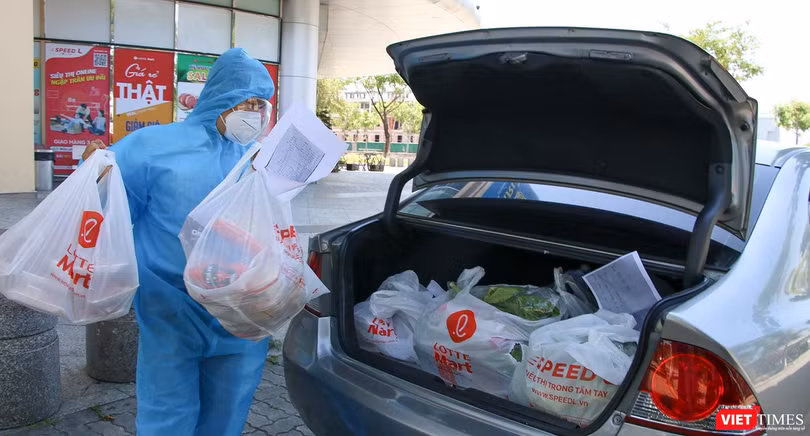 Một Shipper ở Đà Nẵng chuẩn bị hàng đi giao cho người mua