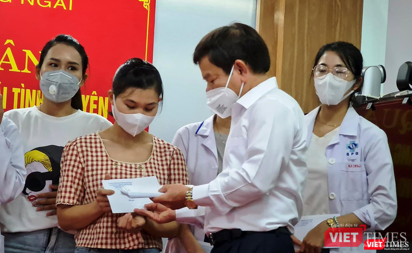 Lãnh đạo UBND tỉnh Quảng Ngãi tặng quà, đông viên đoàn y bác sĩ lên đường