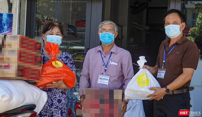 Lực lượng Tổ COVID-19 cộng đồng ở Đà Nẵng trao quà hỗ trợ cho người dân TP