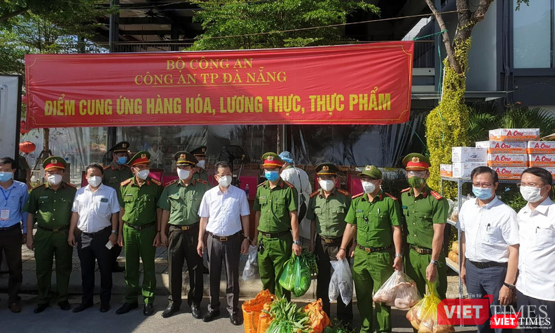 Bí thư Thành uỷ Đà Nẵng chụp ảnh lưu niệm với các lực lượng trong ngày đầu đưa các điểm cung ứng nhu yếu phẩm vào hoạt động