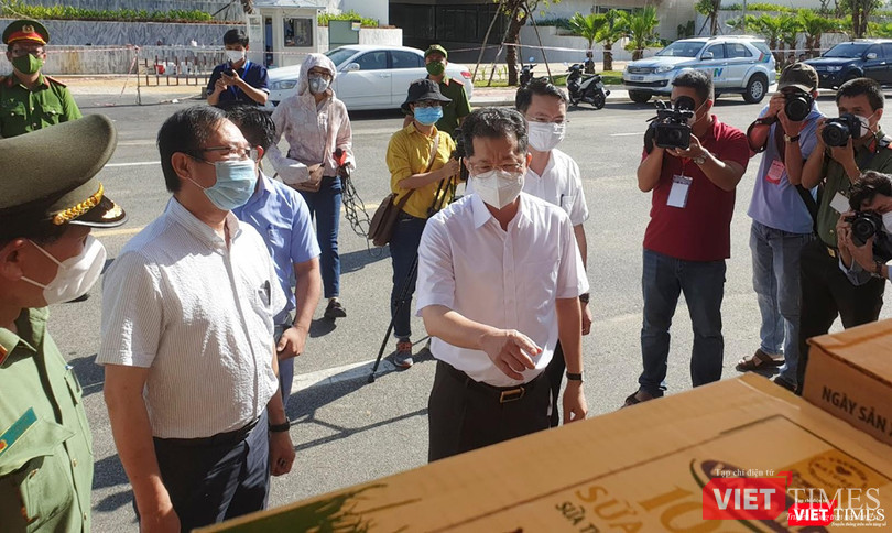 Ông Nguyễn Văn Quảng - Bí thư Thành uỷ Đà Nẵng kiểm tra điểm cung ứng do lực lượng công an đảm trách