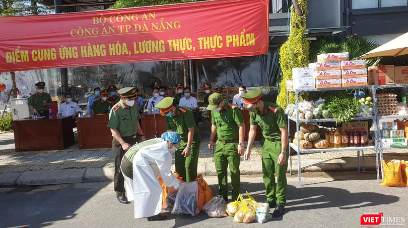 Lực lượng công an Đà Nẵng tiếp nhận các đơn hàng của người dân trong ngày đầu đưa 30 điểm cung ứng thực phẩm vào phục vụ