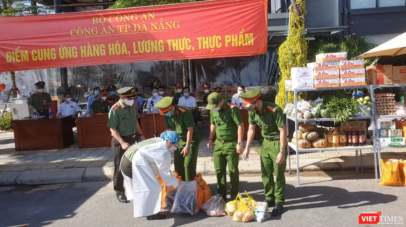 Lực lượng công an Đà Nẵng tiếp nhận các đơn hàng của người dân trong ngày đầu đưa 30 điểm cung ứng thực phẩm vào phục vụ