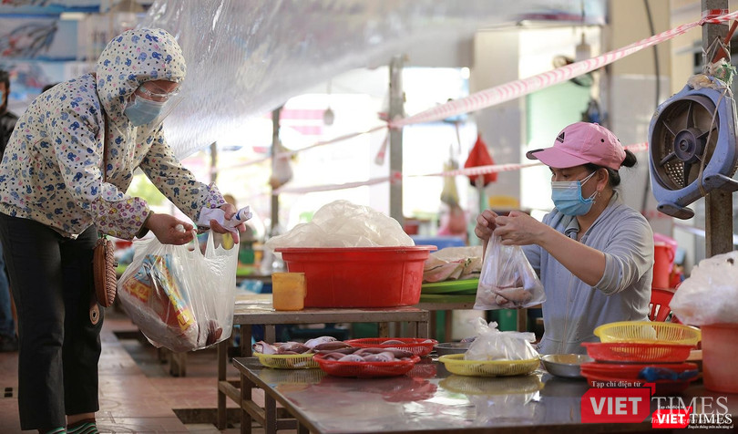 Hoạt động bán lẻ, cung cấp nhu yếu phẩm trên địa bàn TP Đà Nẵng ghi nhận tăng ttrong 9 tháng đầu năm 2021 (ảnh: người dân Đà Nẵng mua nhu yếu phẩm tại chợ truyền thống)