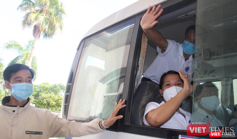 Chào tạm biệt và hẹn ngày trở về