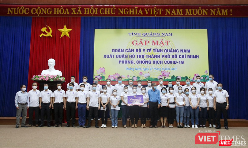 Quang cảnh buổi lễ tiễn đoàn y bác sĩ của ngành y tế Quảng Nam đã lên đường vào TP HCM hỗ trợ chống dịch COVID-19
