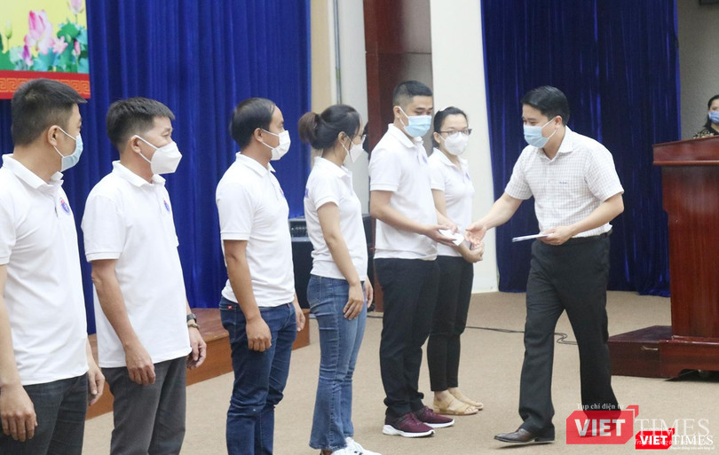Ông Trần Văn Tân - Phó Chủ tịch UBND tỉnh Quảng Nam tặng quà, động viên các y bác sĩ lên đường vào TP HCM