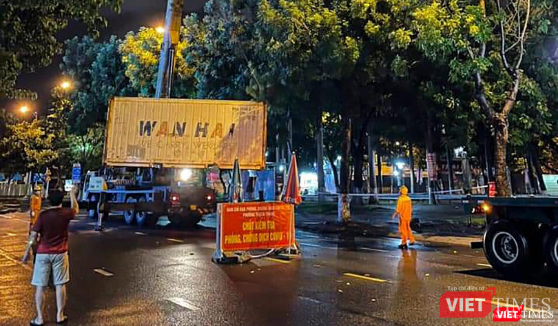 Các container đông lạnh được cẩu lắp vào vị trí điểm cung ứng (ảnh Hưng Lợi)