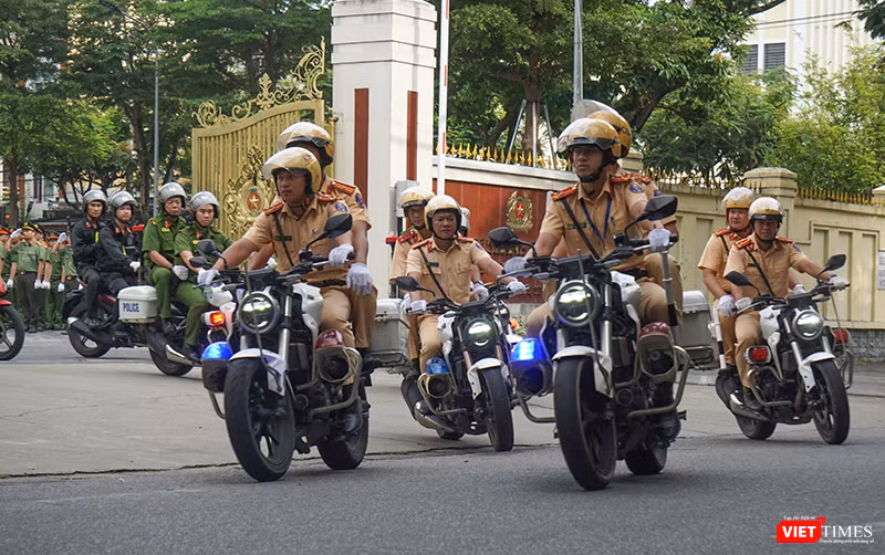 Sáng 15/5, Công an TP Đà Nẵng tổ chức lễ ra quân đợt cao điểm trấn áp, truy quét, xử lý tội phạm và vi phạm pháp luật trên đường phố, nhằm đảm bảo an toàn cho người dân, du khách và các sự kiện lớn trong mùa du lịch hè 2025.