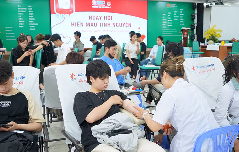 Hơn 350 đơn vị máu được hiến trong Ngày hội lần thứ 42 tại Đại học Đông Á.