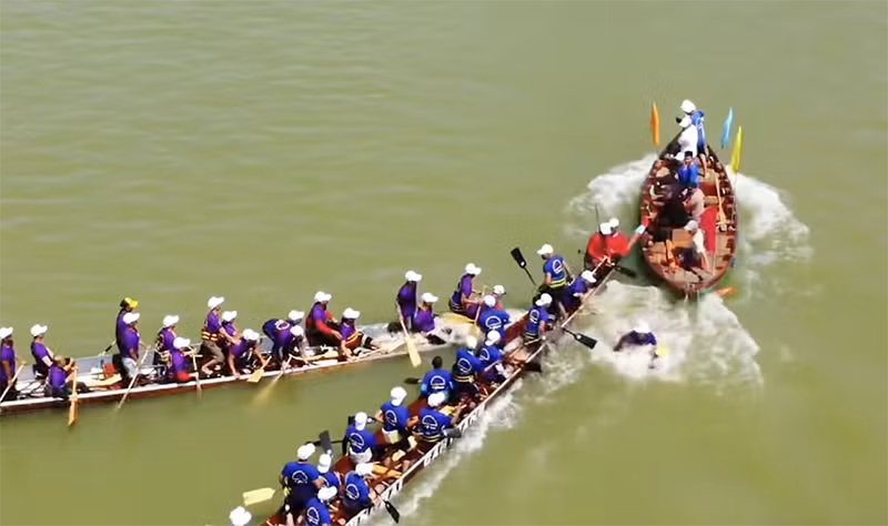 Thuyền đua đội Tam Tiến bị thuyền đua đội Cẩm Thanh và thuyền cổ động viên đâm chìm tại Giải đua thuyền truyền thống PT-TH Quảng Nam lần thứ 28 năm 2025. Ảnh chụp từ clip của Văn Tuấn Vlog.