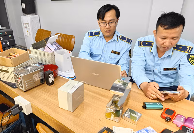 Lực lượng Chi cục Quản lý thị trường Đà Nẵng kiểm tra tại cơ sở kinh doanh bên đường P.C.T (thành phố Đà Nẵng) do ông P.T.C làm chủ. Ảnh QLTT cung cấp.