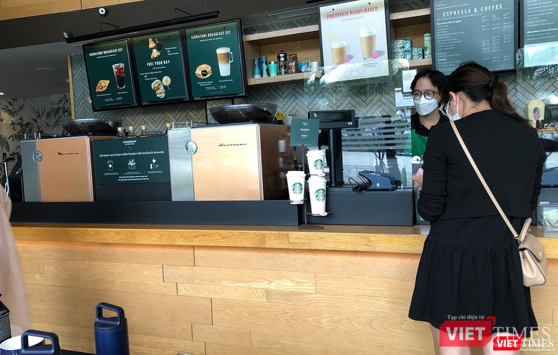 Tại các quán cà phê, người dân tuân thủ 5K