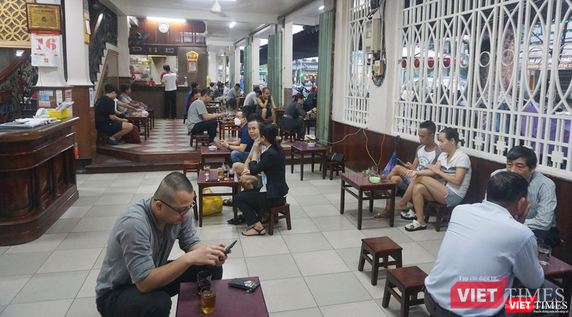 Bên trong một quán cà phê tại trung tâm TP Đà Nẵng trong sáng ngày 16/10