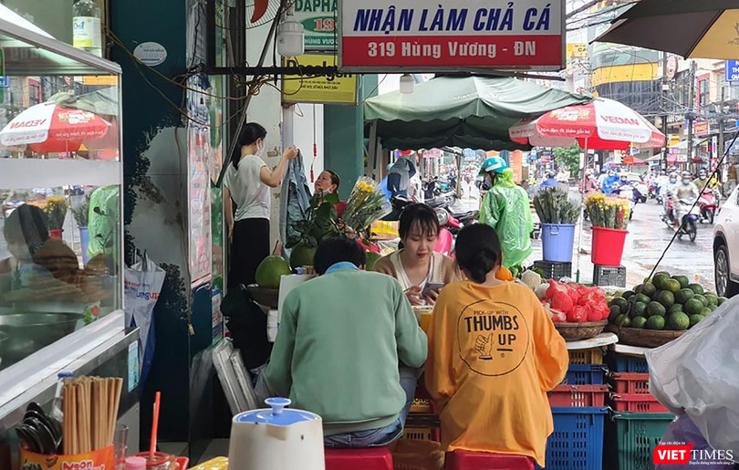 Hàng quán được phục vụ tại chỗ, người dân Đà Nẵng thoải mái đi ăn sáng