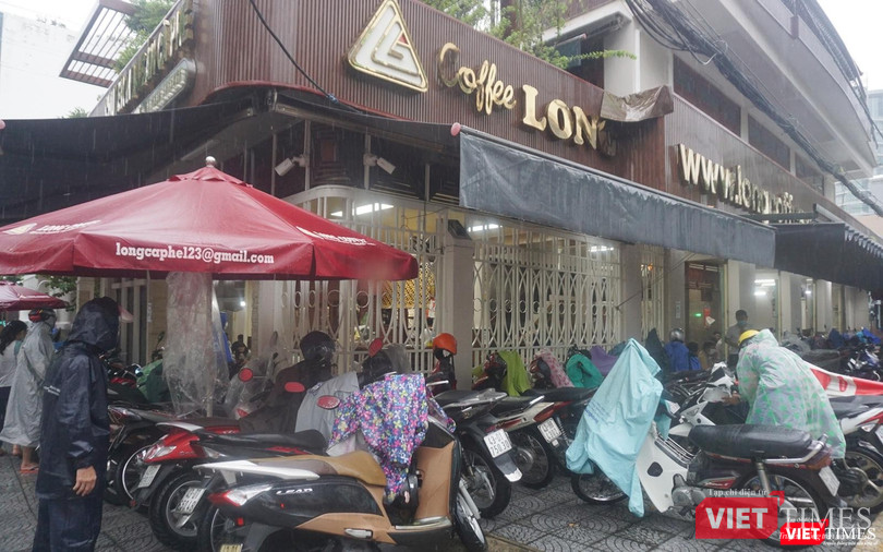 Sáng ngày 16/10, TP Đà Nẵng có mưa, nhưng vẫn không ngăn được người dân đi uống cà phê