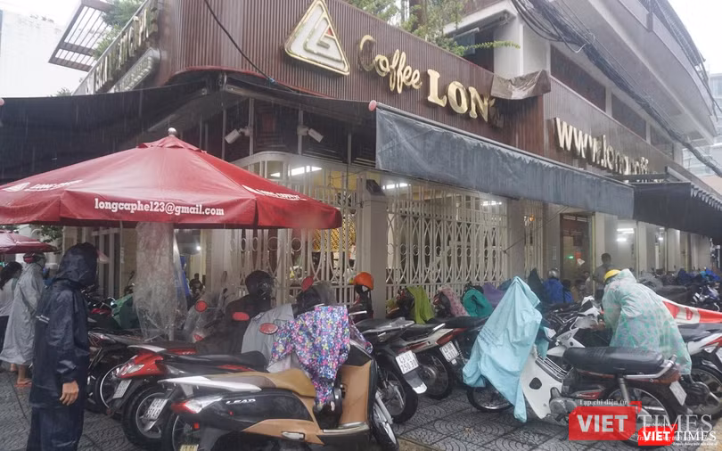 Sáng ngày 16/10, TP Đà Nẵng có mưa, nhưng vẫn không ngăn được người dân đi uống cà phê