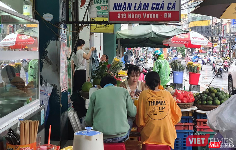 Hàng quán được phục vụ tại chỗ, người dân Đà Nẵng thoải mái đi ăn sáng
