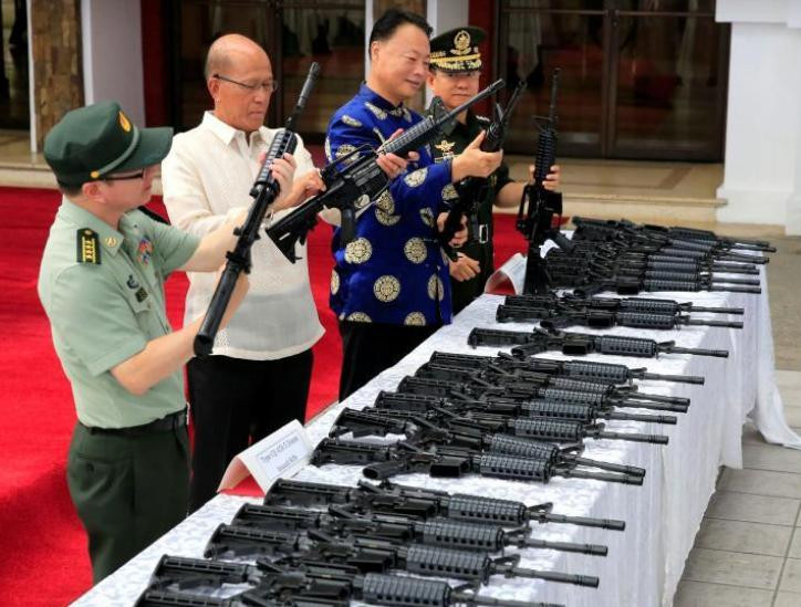 Ngày 5/10/2017, Philippines tiếp nhận lô vũ khí thứ hai của Trung Quốc. Ảnh: Zaobao.